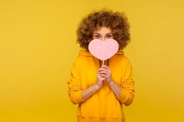 Relazioni Romantiche Amore Cura Ritratto Donna Dai Capelli Ricci Con — Foto Stock