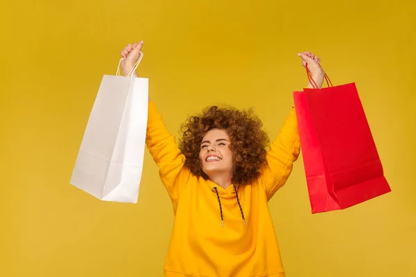 Coşkulu Kıvırcık Saçlı Kapüşonlu Alışveriş Torbaları Taşıyan Paketlerle Dans Eden — Stok fotoğraf