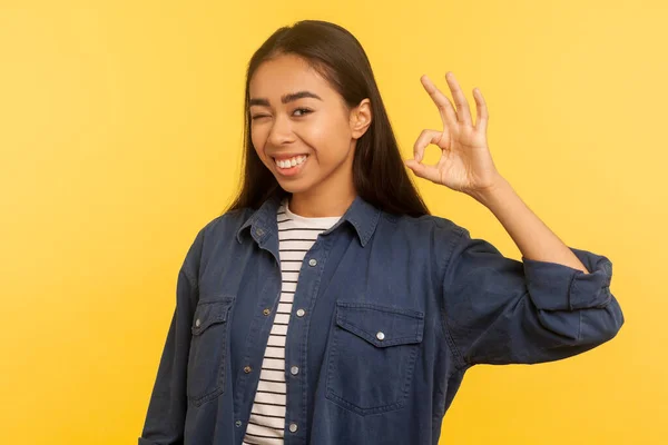 Está Bem Concordo Retrato Menina Sorridente Alegre Camisa Ganga Mostrando — Fotografia de Stock