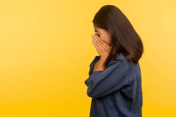 Vista Lateral Chica Dramática Alterada Camisa Mezclilla Llorando Dolor Limpiando —  Fotos de Stock