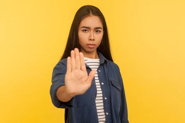 Nej Förbjudet Att Göra Porträtt Upprörd Flicka Denim Skjorta Visar — Stockfoto