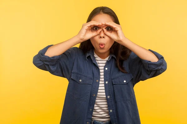 Retrato Chica Curiosa Sorprendida Camisa Mezclilla Mirando Través Del Gesto — Foto de Stock