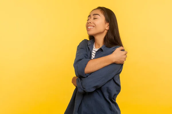 Amo Mismo Retrato Chica Feliz Egoísta Satisfecha Camisa Mezclilla Abrazándose — Foto de Stock