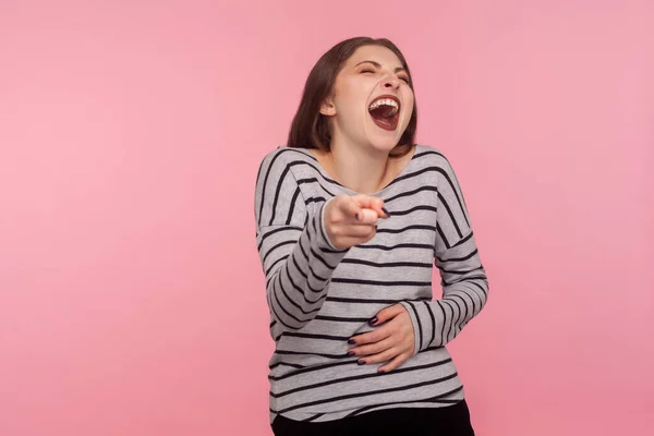 Löjlig Porträtt Kvinna Randig Tröja Pekar Fingrarna Mot Kameran Och — Stockfoto