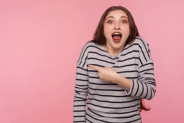 Wow Mira Anuncio Increíble Retrato Una Mujer Guapa Sorprendida Con — Foto de Stock