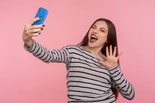 Portret Van Een Enthousiaste Vrouw Gestreepte Sweater Die Selfie Neemt — Stockfoto