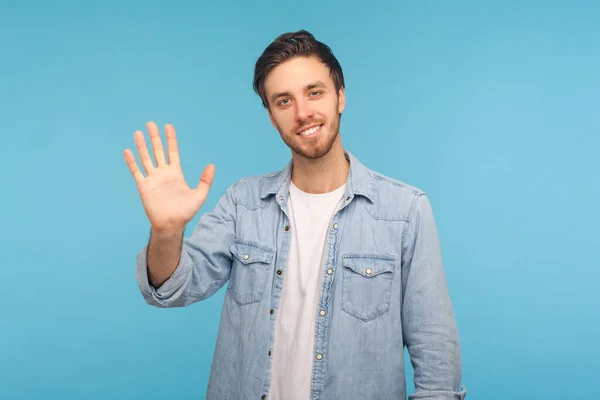 Hola Retrato Simpático Hombre Guapo Sonriente Camisa Vaquera Trabajador Levantando — Foto de Stock