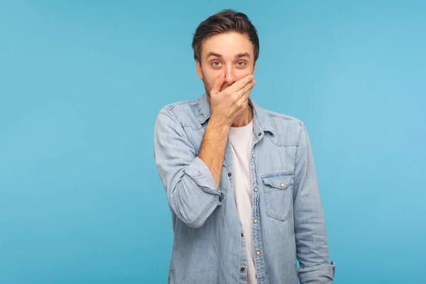 Diré Nada Retrato Hombre Asustado Confundido Camisa Vaquera Trabajador Cubriendo —  Fotos de Stock