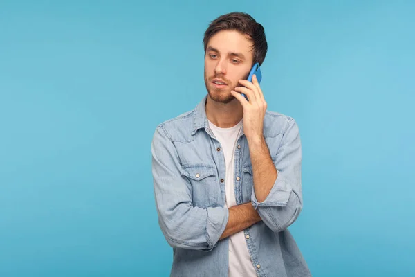 Sıradan Kot Gömlekli Genç Yakışıklı Adamının Portresi Telefonda Konuşuyor Partneriyle — Stok fotoğraf