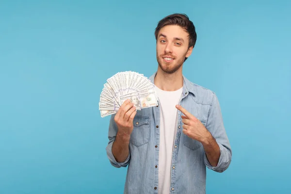 Retrato Hombre Guapo Feliz Camisa Vaquera Trabajador Señalando Billetes Dólar — Foto de Stock