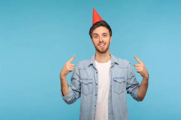 Feliz Cumpleaños Retrato Hombre Guapo Alegre Camisa Vaquera Trabajador Apuntando — Foto de Stock