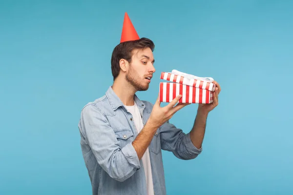 Portrett Nysgjerrig Mann Med Partyhatt Åpningsgave Kikker Inn Boksen Med – stockfoto