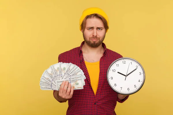 Cara Barbudo Hipster Perturbado Camisa Quadriculada Segurando Notas Grandes Relógio — Fotografia de Stock