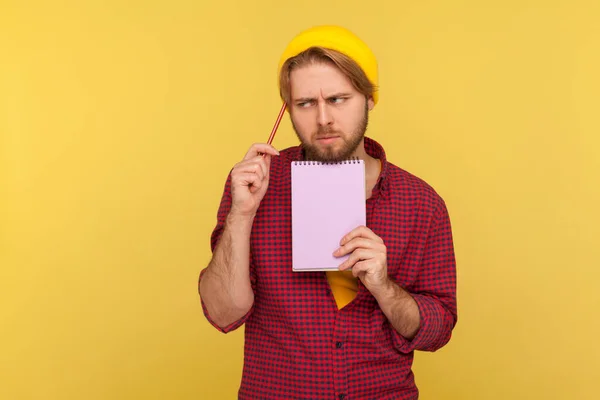 Pensiv Hipster Kille Skrapa Huvudet Med Penna Stående Tankeväckande Funderande — Stockfoto