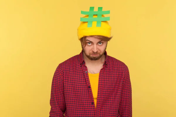 Hashtag Tendências Internet Cara Hipster Engraçado Camisa Quadriculada Segurando Sinal — Fotografia de Stock