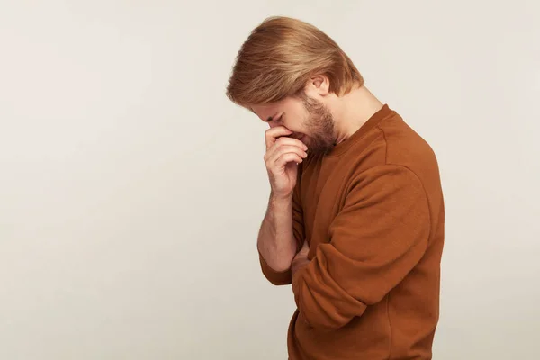 Vista Laterale Uomo Sconvolto Che Piange Inchinando Testa Asciugando Lacrime — Foto Stock