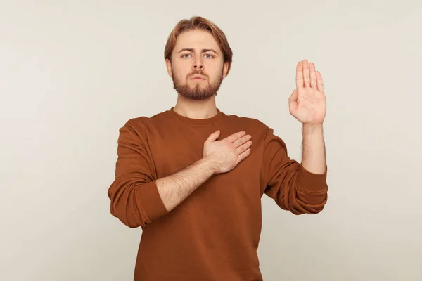 Prometo Dizer Verdade Retrato Homem Barbudo Responsável Honesto Camisola Levantando — Fotografia de Stock