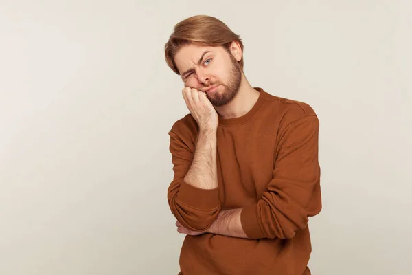 Porträtt Upprörd Trött Ung Skäggig Man Tröja Står Lutad Handen — Stockfoto