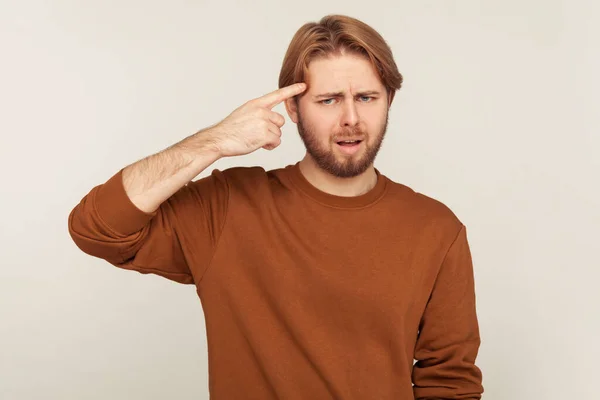 Plano Idiota Retrato Homem Barbudo Mostrando Gesto Estúpido Apontando Dedo — Fotografia de Stock