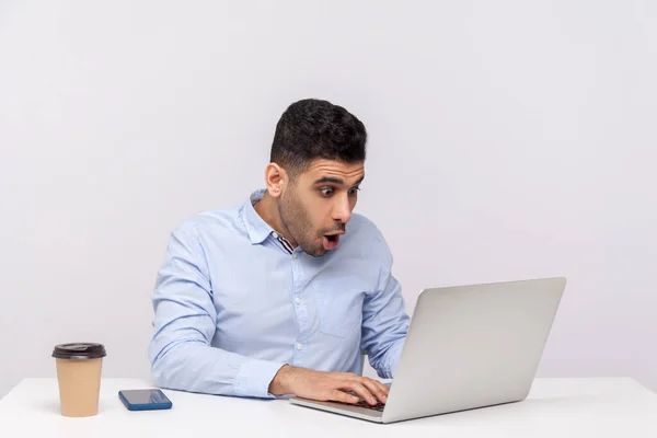 Meu Deus Uau Homem Negócios Incrível Sentado Escritório Local Trabalho — Fotografia de Stock