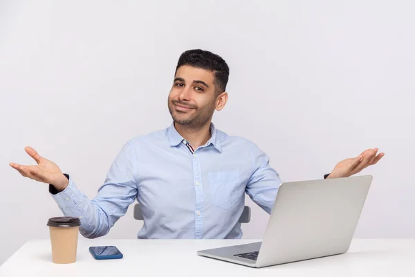 拥抱我 友好快乐的生意人坐在办公室里 桌上放着笔记本电脑 张开双手拥抱 问候客户 在白色背景下隔离的室内拍摄 — 图库照片