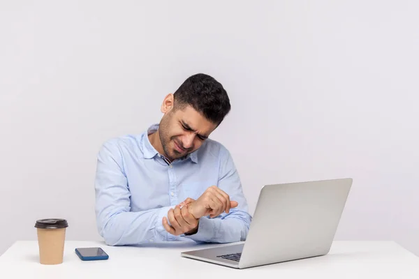 Mężczyzna Pracownik Biuro Pracy Laptopem Masaż Ból Nadgarstka Cierpienie Szczypanie — Zdjęcie stockowe