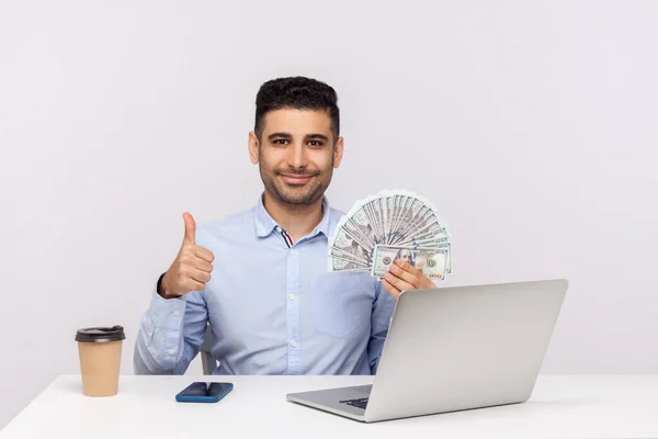 Succesvolle Elegante Zakenman Zittend Kantoor Werkplek Met Laptop Met Geld — Stockfoto