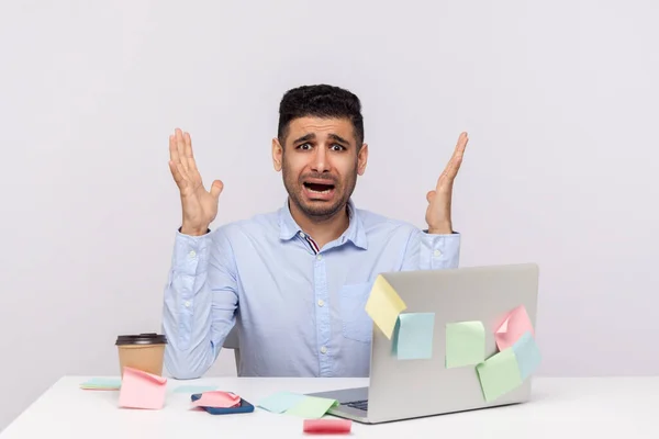 Horas Extras Conceito Excesso Trabalho Homem Assustado Chocado Empregado Sentado — Fotografia de Stock