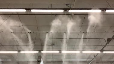 Sanayi nemlendirme sistemi. Bir binanın içinde yüksek basınçla çalışan nemlendirme ya da iklim kontrolü makinesi.