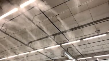 Sanayi nemlendirme sistemi. Bir binanın içinde yüksek basınçla çalışan nemlendirme ya da iklim kontrolü makinesi.