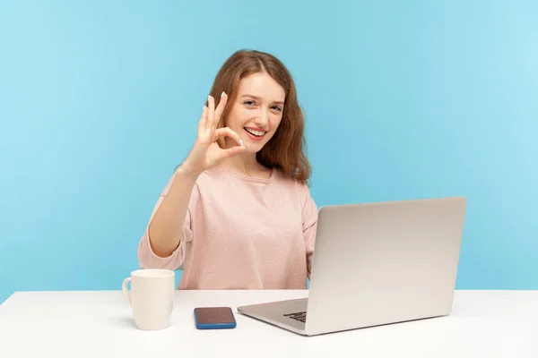 Alles Goed Positieve Tevreden Jonge Zakenvrouw Casual Kleding Tonen Gebaar — Stockfoto