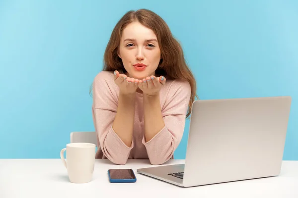 Schöne Schöne Mitarbeiterin Legerer Kleidung Sitzt Schreibtisch Mit Laptop Und — Stockfoto