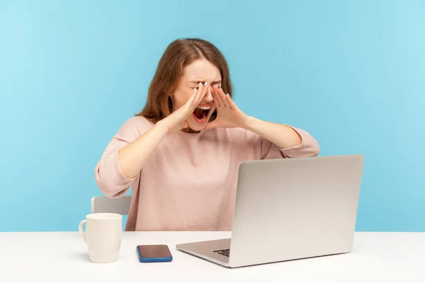 Trabalho Stressante Empregada Deprimida Gritando Alto Com Raiva Tela Laptop — Fotografia de Stock