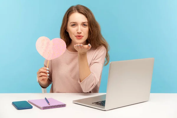 Kvinnlig Attraktiv Kvinna Som Håller Rosa Hjärta Kärlek Symbol Och — Stockfoto