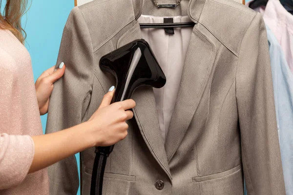 Close Vrouwelijke Hand Stomende Business Suit Bij Stomerij Reclame Voor — Stockfoto