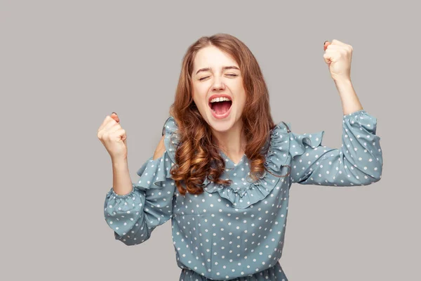 Sou Campeão Encantado Feliz Entusiasta Menina Ruffle Blusa Levantando Punhos — Fotografia de Stock