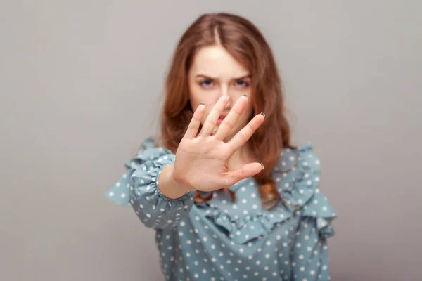 Sträng Allvarlig Bossig Flicka Ruffel Blus Hålla Utsträckt Hand Upp — Stockfoto