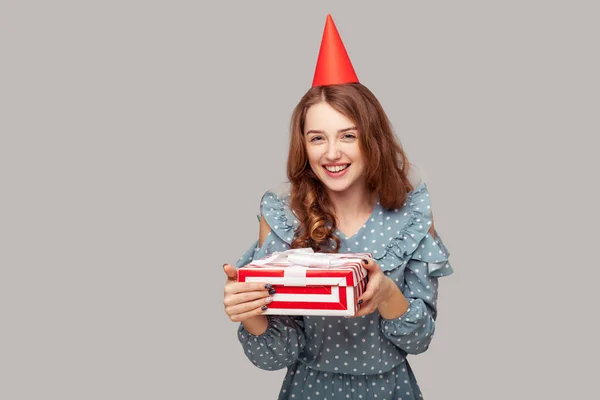 Menina Morena Encantadora Feliz Com Chapéu Festa Engraçado Olhando Para — Fotografia de Stock