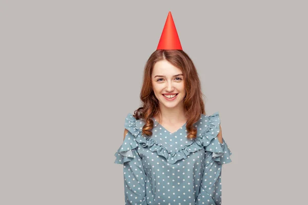 Feliz Chica Hermosa Optimista Blusa Volantes Divertido Sombrero Fiesta Mirando —  Fotos de Stock