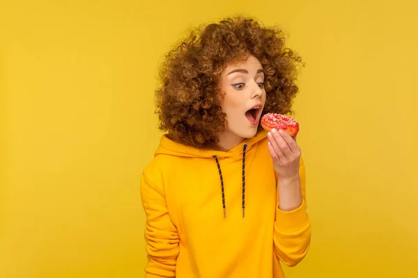 Vício Açúcar Retrato Mulher Jovem Com Cabelos Encaracolados Famintos Estilo — Fotografia de Stock