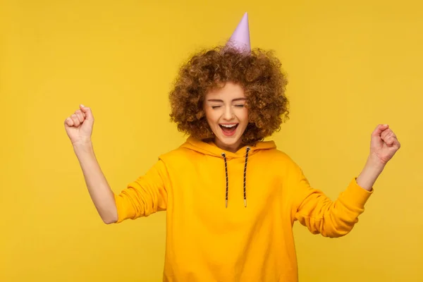 Portrait Femme Hipster Aux Cheveux Bouclés Avec Drôle Chapeau Cône — Photo