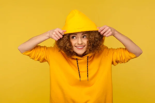 Retrato Menina Sorrindo Engraçado Com Cabelo Encaracolado Usando Capuz Estilo — Fotografia de Stock