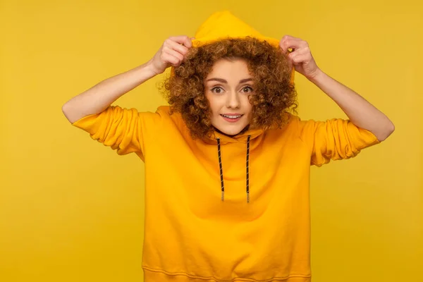 Retrato Menina Positiva Engraçada Com Cabelo Encaracolado Usando Capuz Estilo — Fotografia de Stock