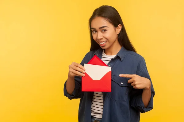 발렌타인데이에 레터받았어 봉투에 편지를 가리키며 카드를 즐겁게 미소짓고 아름다운 소녀가 — 스톡 사진