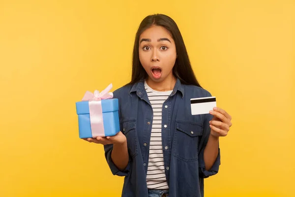 Uau Presente Compras Retrato Menina Maravilhada Camisa Jeans Segurando Caixa — Fotografia de Stock