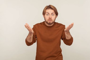 Sen ne istiyorsun? Kızgın bir ifadeyle kameraya bakan sinirli sakallı bir adamın portresi. Kavga ediyor, yanlış anlaşılmaları ifade ediyor. Gri arka planda kapalı stüdyo çekimi