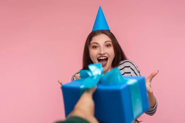 Pov Hand Gibt Geburtstagsgeschenk Glückliches Mädchen Mit Party Kegelhut Überglückliche — Stockfoto