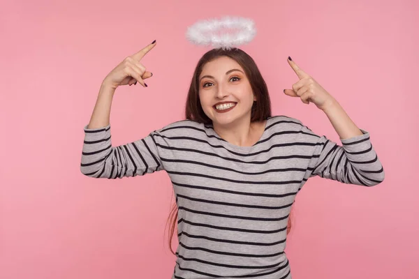 Olha Sou Anjo Santo Retrato Linda Mulher Alegre Apontando Para — Fotografia de Stock