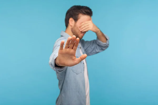 Nei Jeg Vil Ikke Portrett Forvirret Sjenert Mann Arbeiderdenim Skjorte – stockfoto