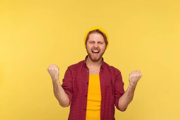 Ich Habe Gewonnen Freudestrahlender Bärtiger Hipster Mit Mütze Und Kariertem — Stockfoto